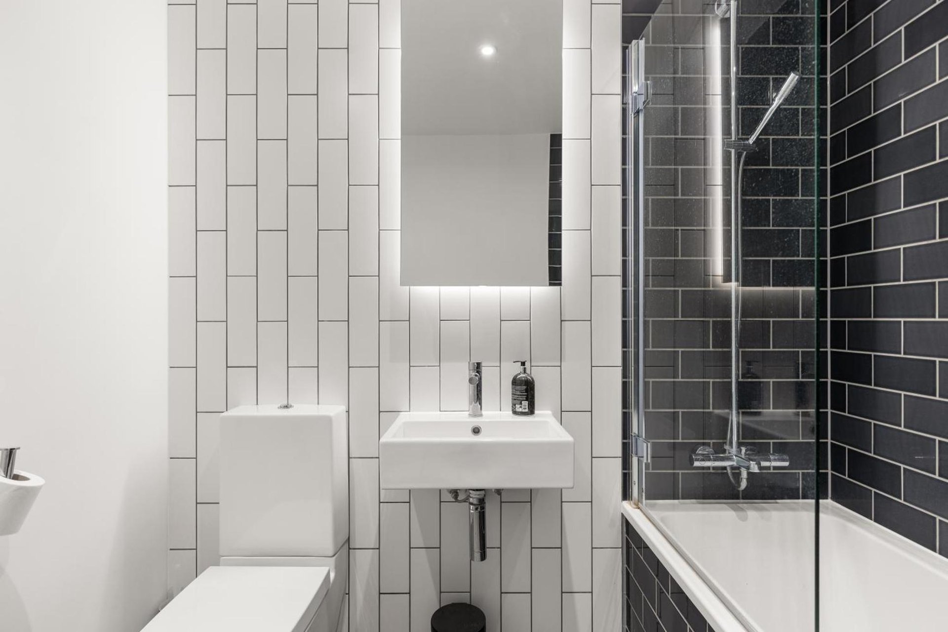 Spacious modern 1 bed Apartment. photo 2