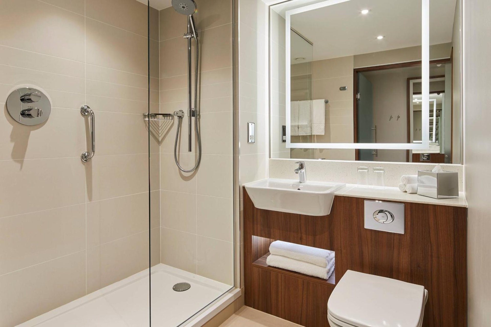 Courtyard by Marriott London City Airport photo 2