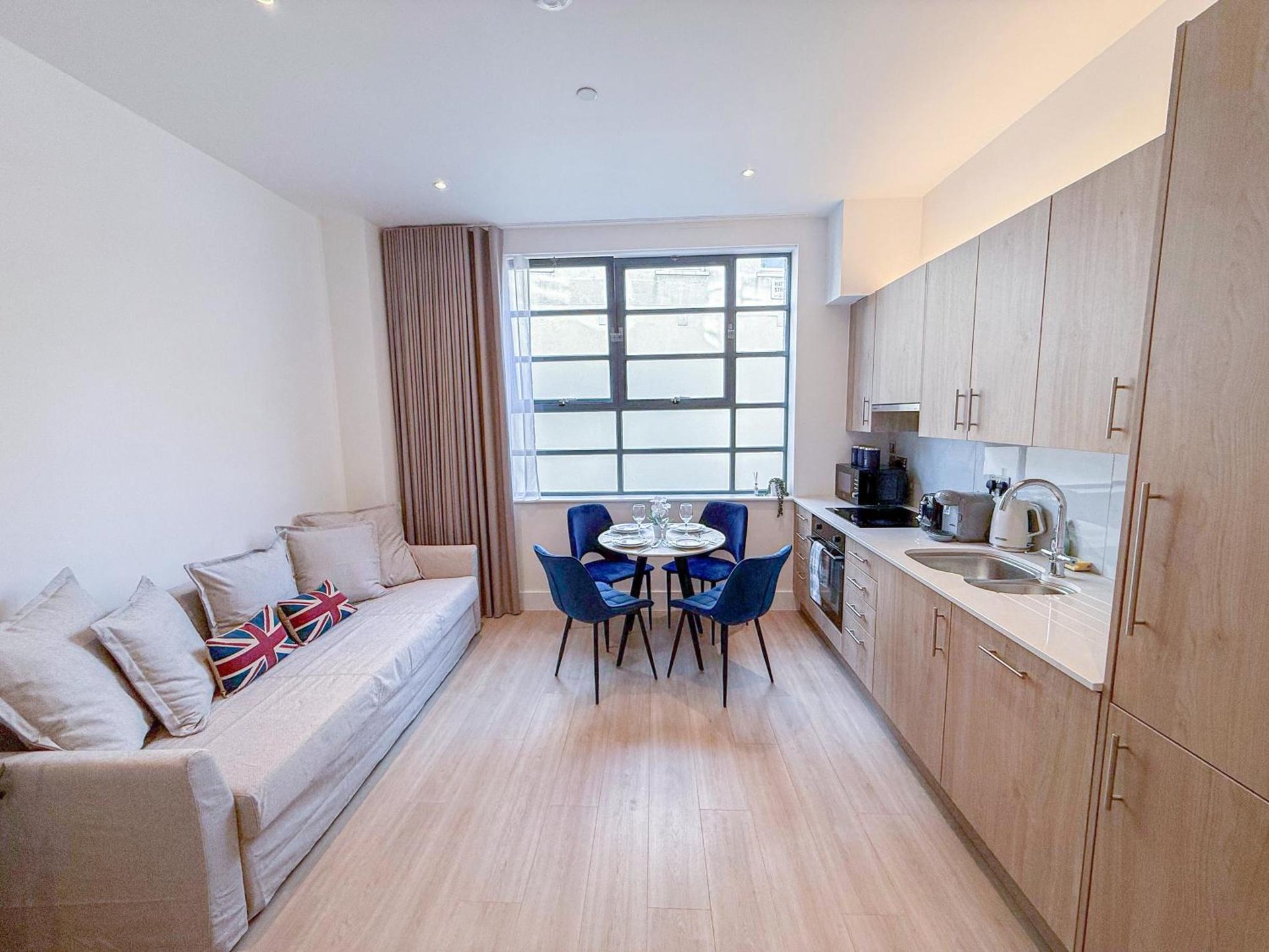 3-Bedroom with Balcony and Studio Apartments in St Johns Wood near Marylebone & Regents Park by NourNest Apartments photo 1