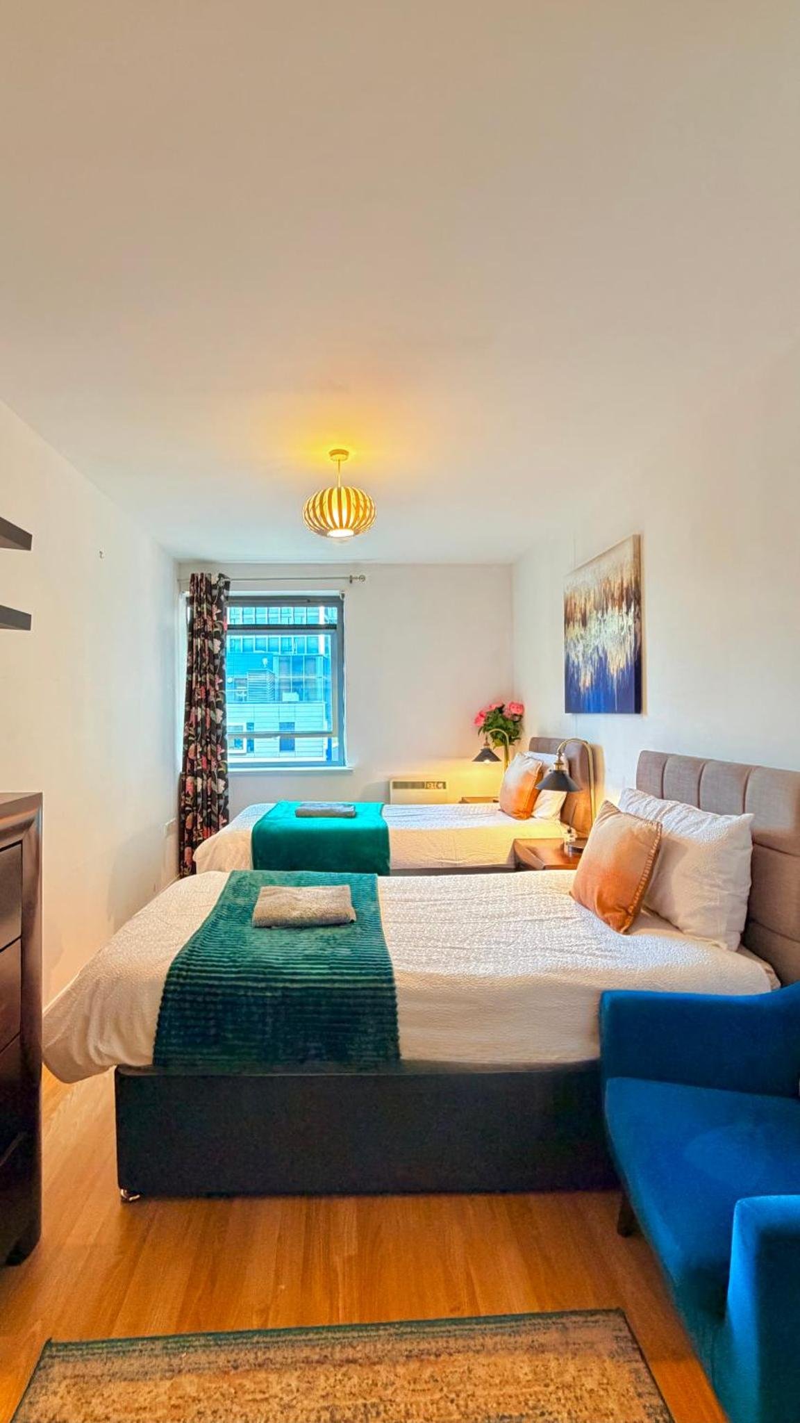 Two bed 2 bath opp tube station zone 2 photo 1