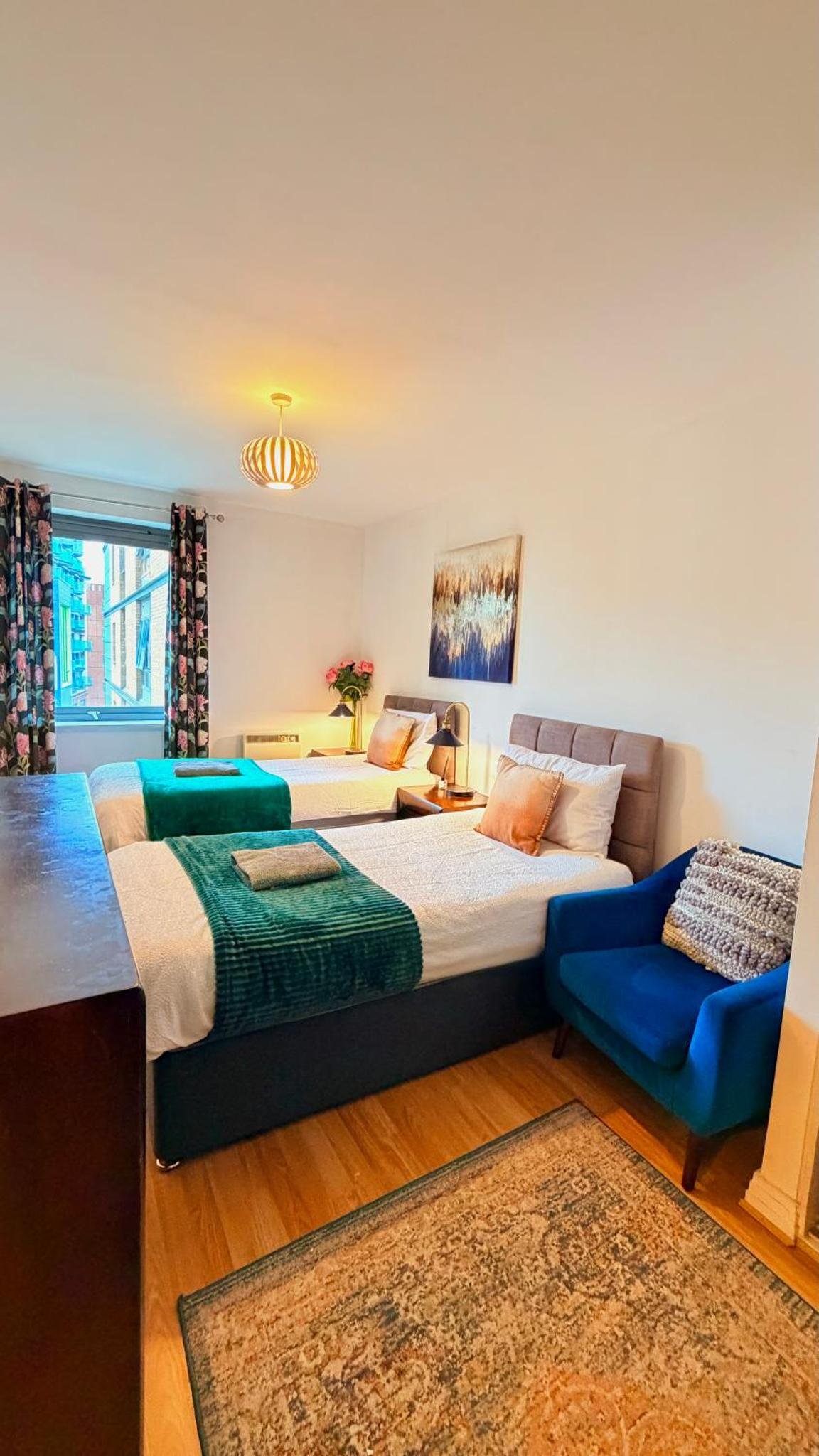 Two bed 2 bath opp tube station zone 2 photo 2