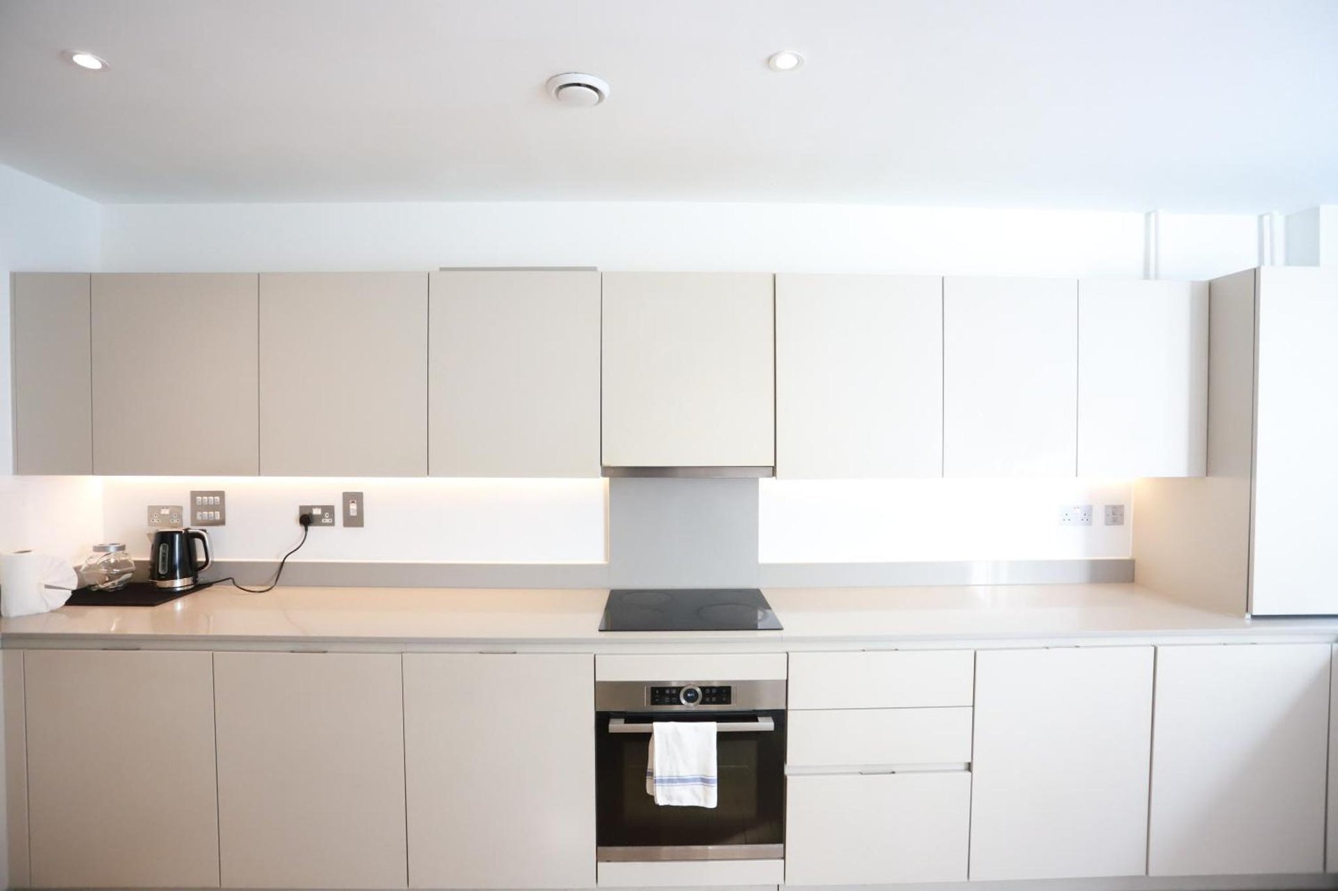 Spacious 3-Story Retreat with Rooftop Terrace and Modern Amenities photo 3