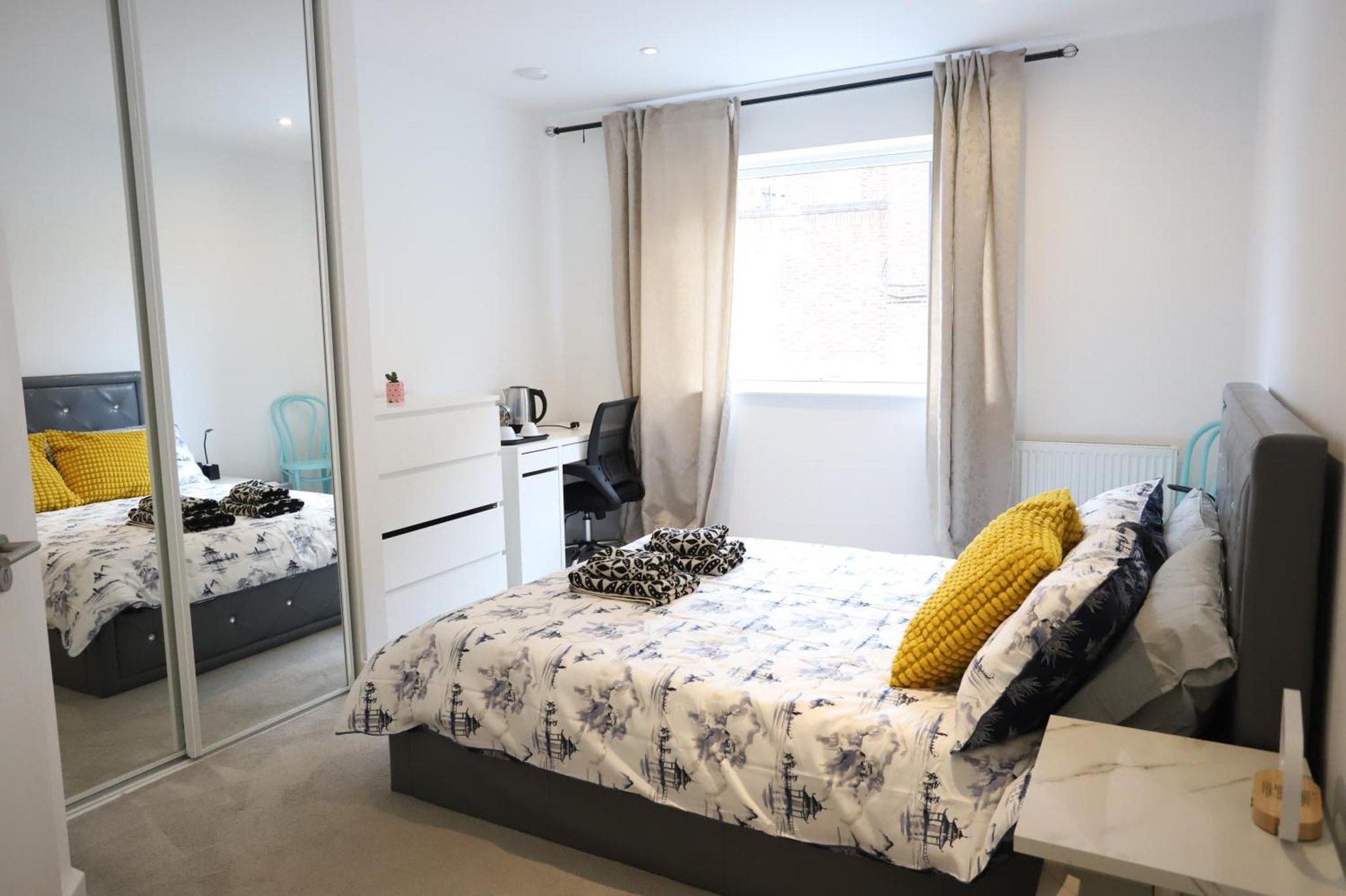 Spacious 3-Story Retreat with Rooftop Terrace and Modern Amenities photo 1