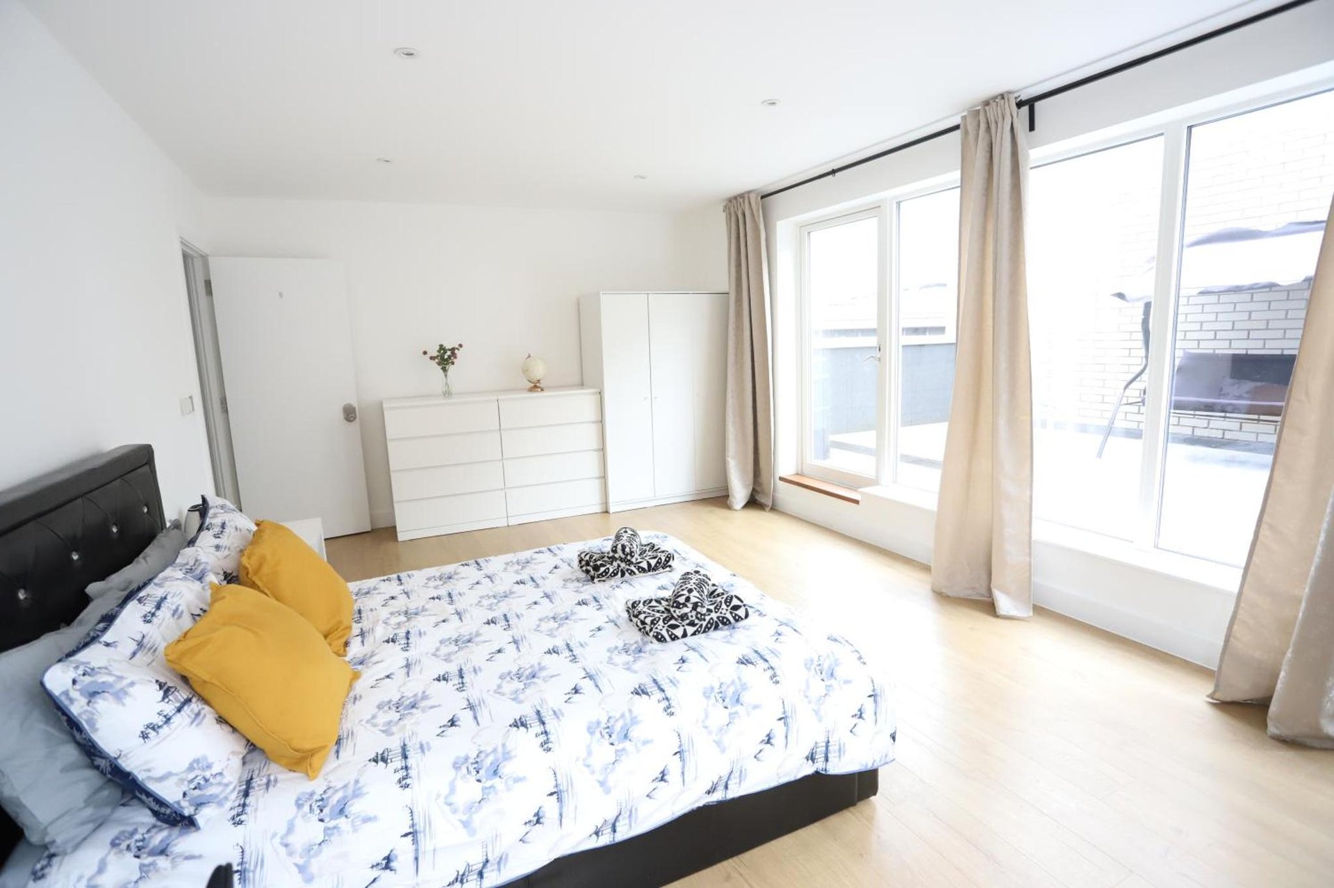 Spacious 3-Story Retreat with Rooftop Terrace and Modern Amenities — Greater London, London
