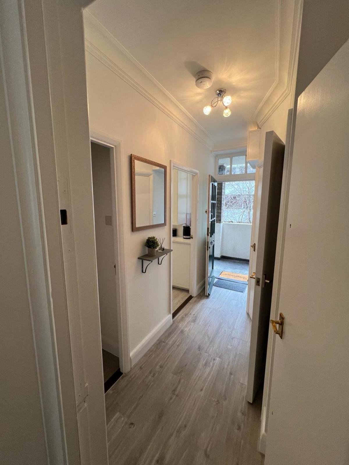 1 Bed Apartment - Centrally Located In The Heart of Westminster photo 2