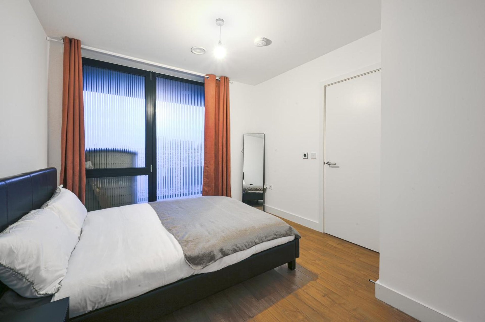 CANARY WHARF E14 MODERN 1 Bed APARTMENT HIGH SPEC photo 1