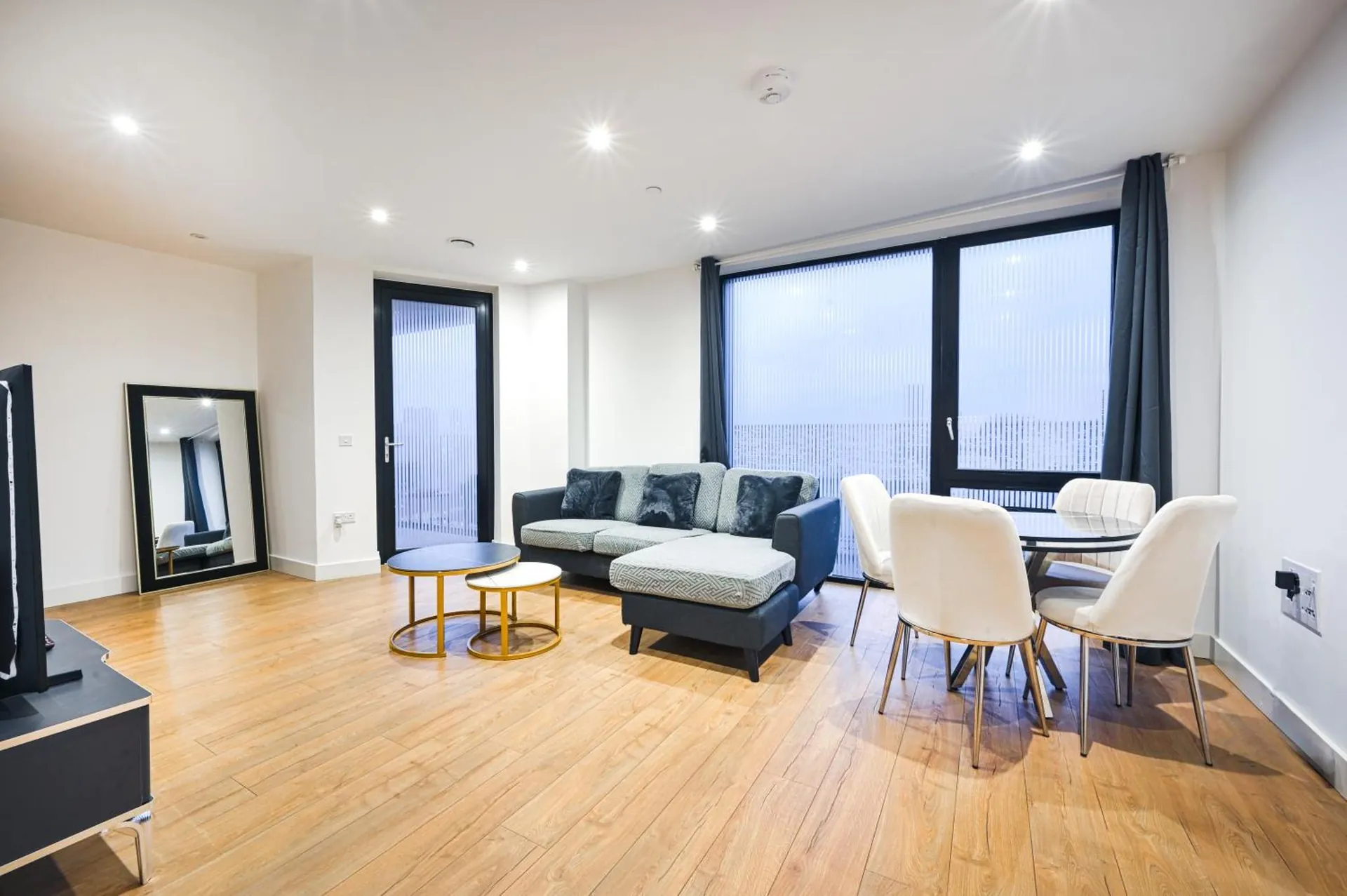 CANARY WHARF E14 MODERN 1 Bed APARTMENT HIGH SPEC
