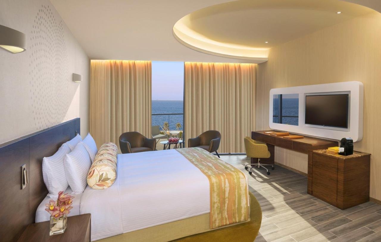 Photo of Deluxe One-Bedroom Suite with Balcony and Partial Sea View - Club Lounge Access #6