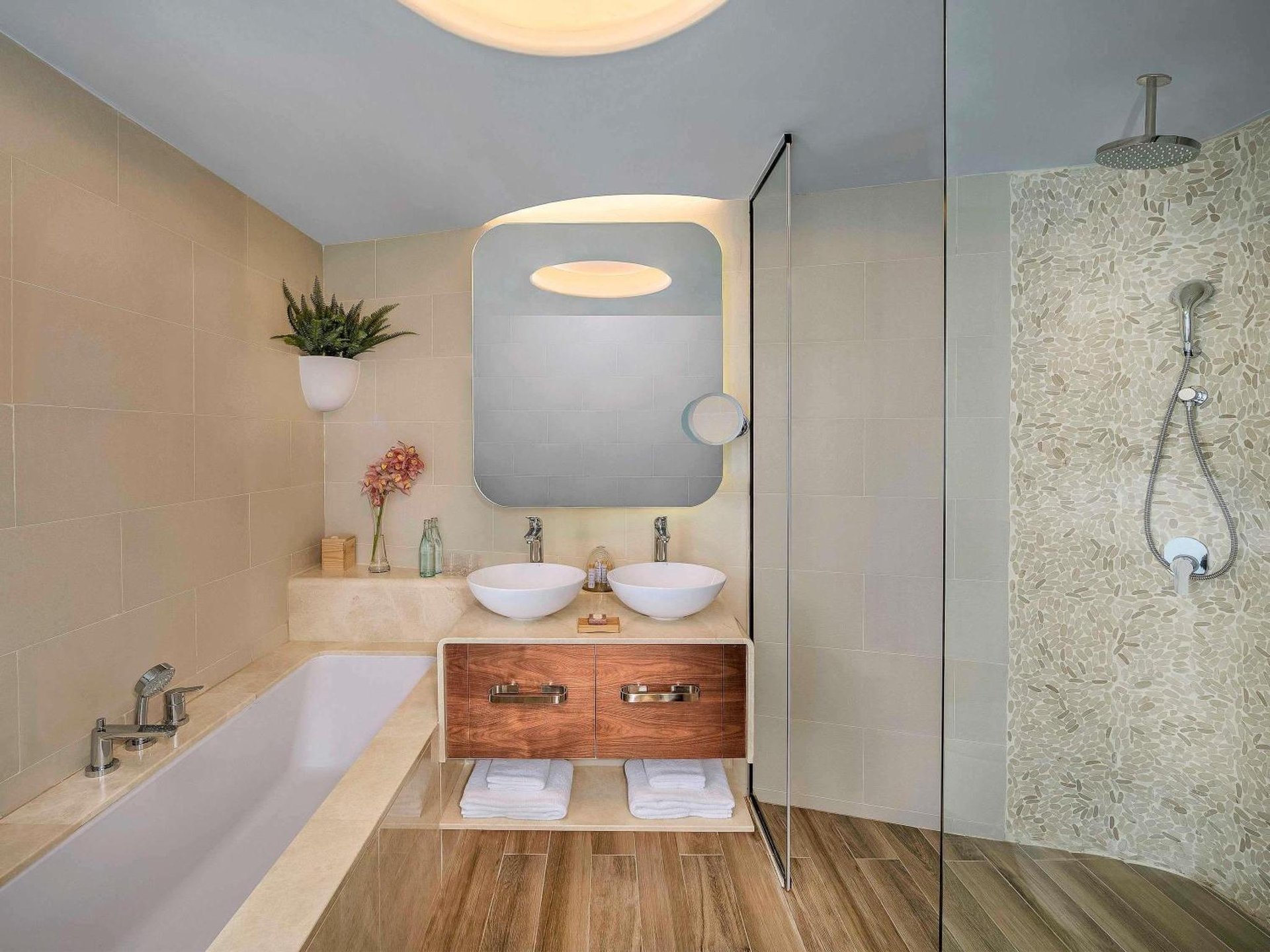 Deluxe One-Bedroom Suite with Balcony and Partial Sea View - Club Lounge Access