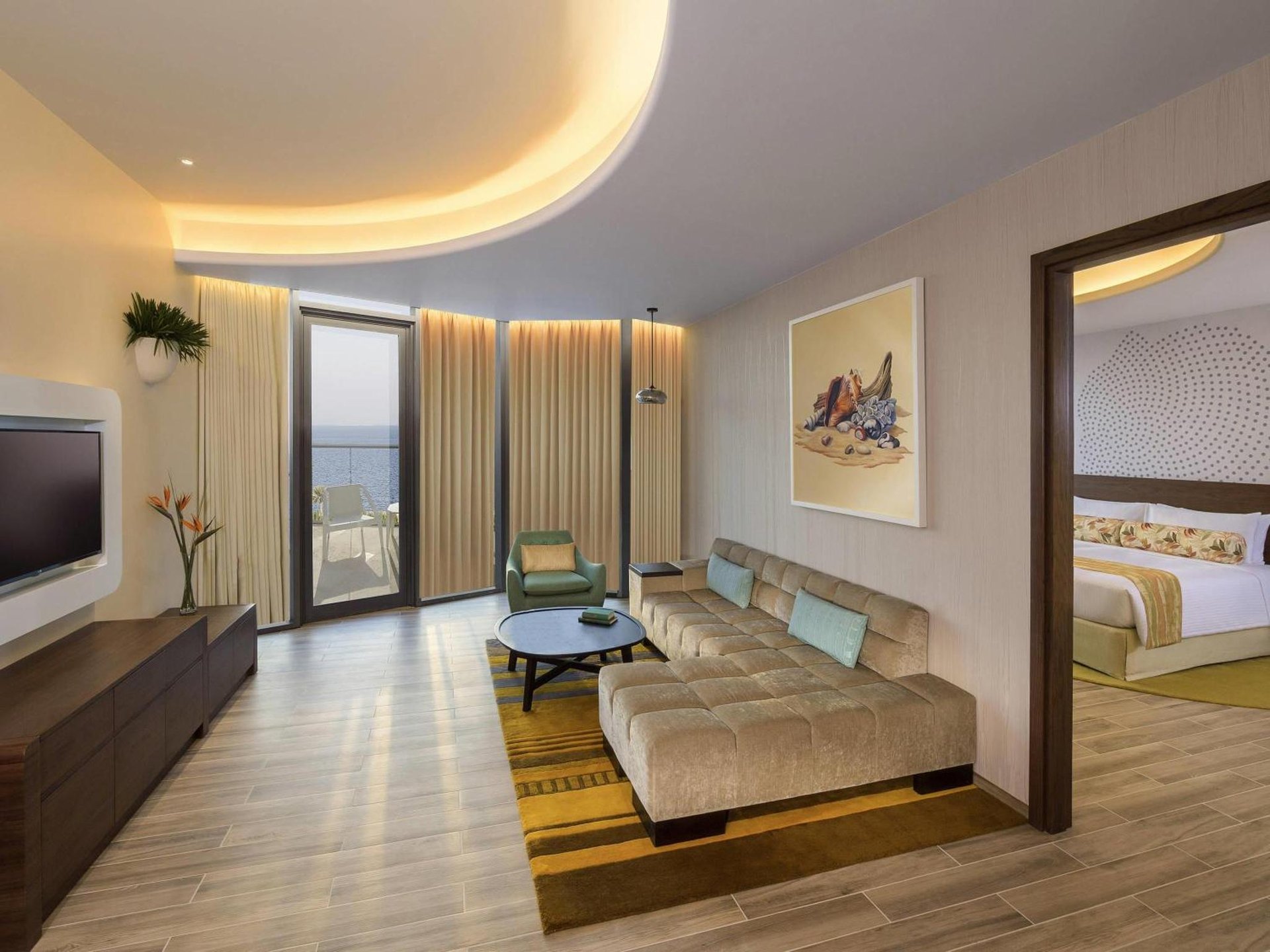 Deluxe One-Bedroom Suite with Balcony and Partial Sea View - Club Lounge Access