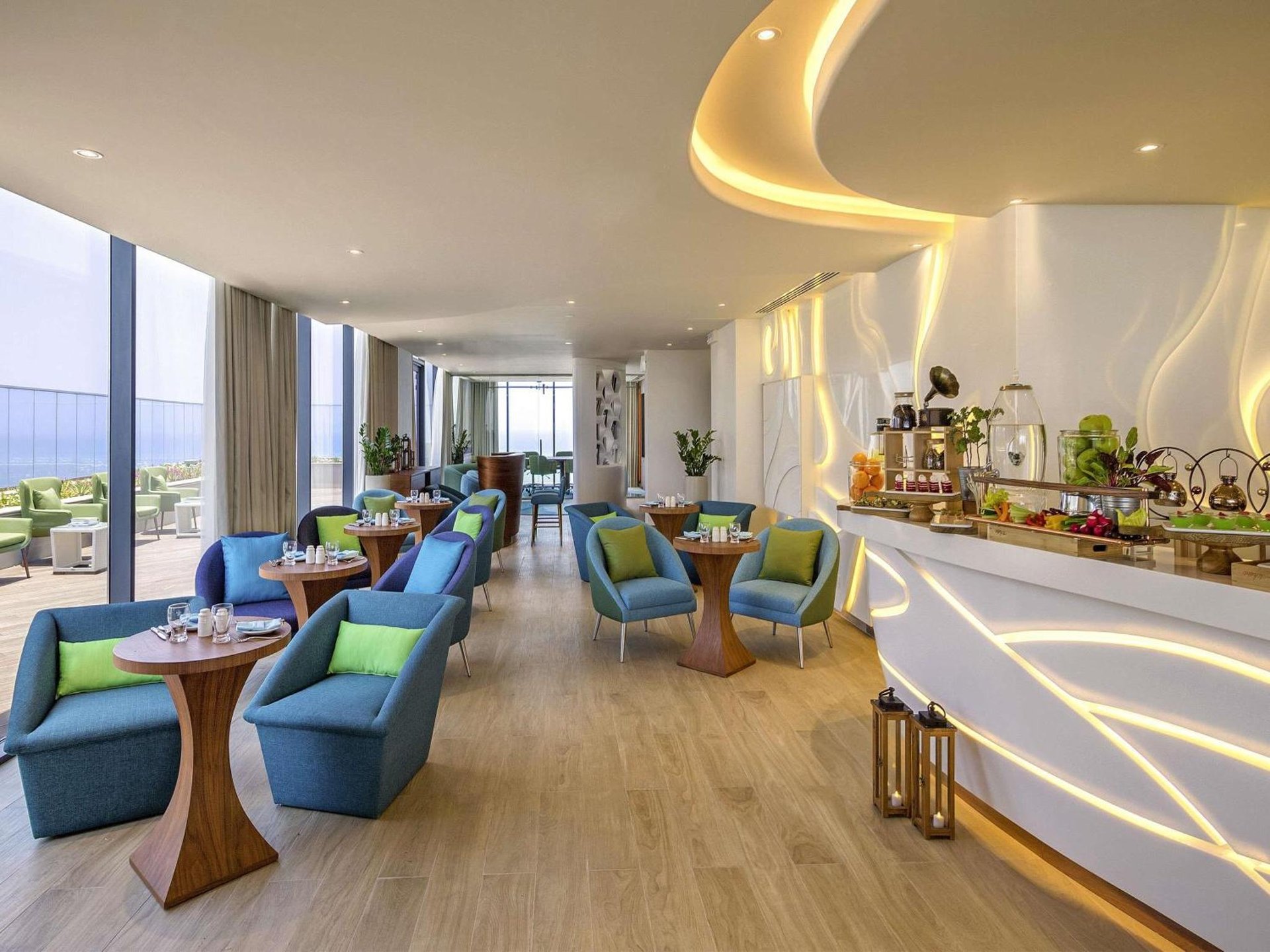 Deluxe One-Bedroom Suite with Balcony and Partial Sea View - Club Lounge Access