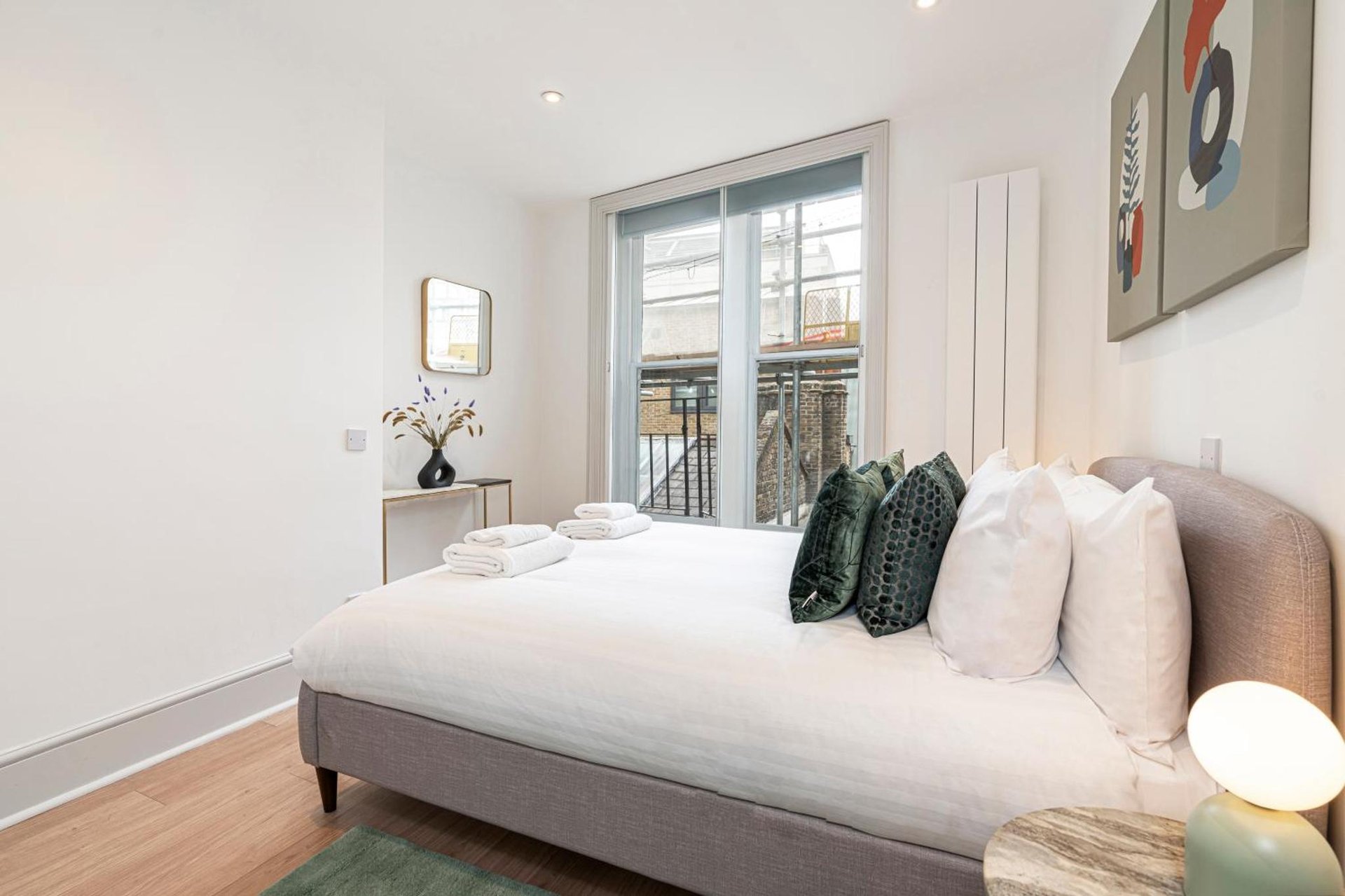 Stylish 1 bed flats in Soho, next to Piccadilly Circus and Trafalgar Square photo 3