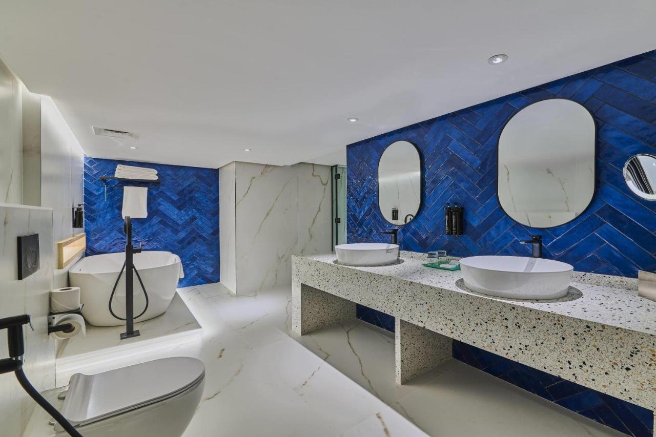 Photo of One-Bedroom Penthouse King Suite with City View #6