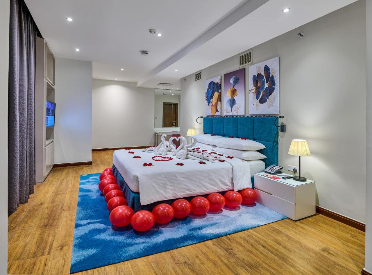 Photo of One-Bedroom King Suite with Partial Sea View #5