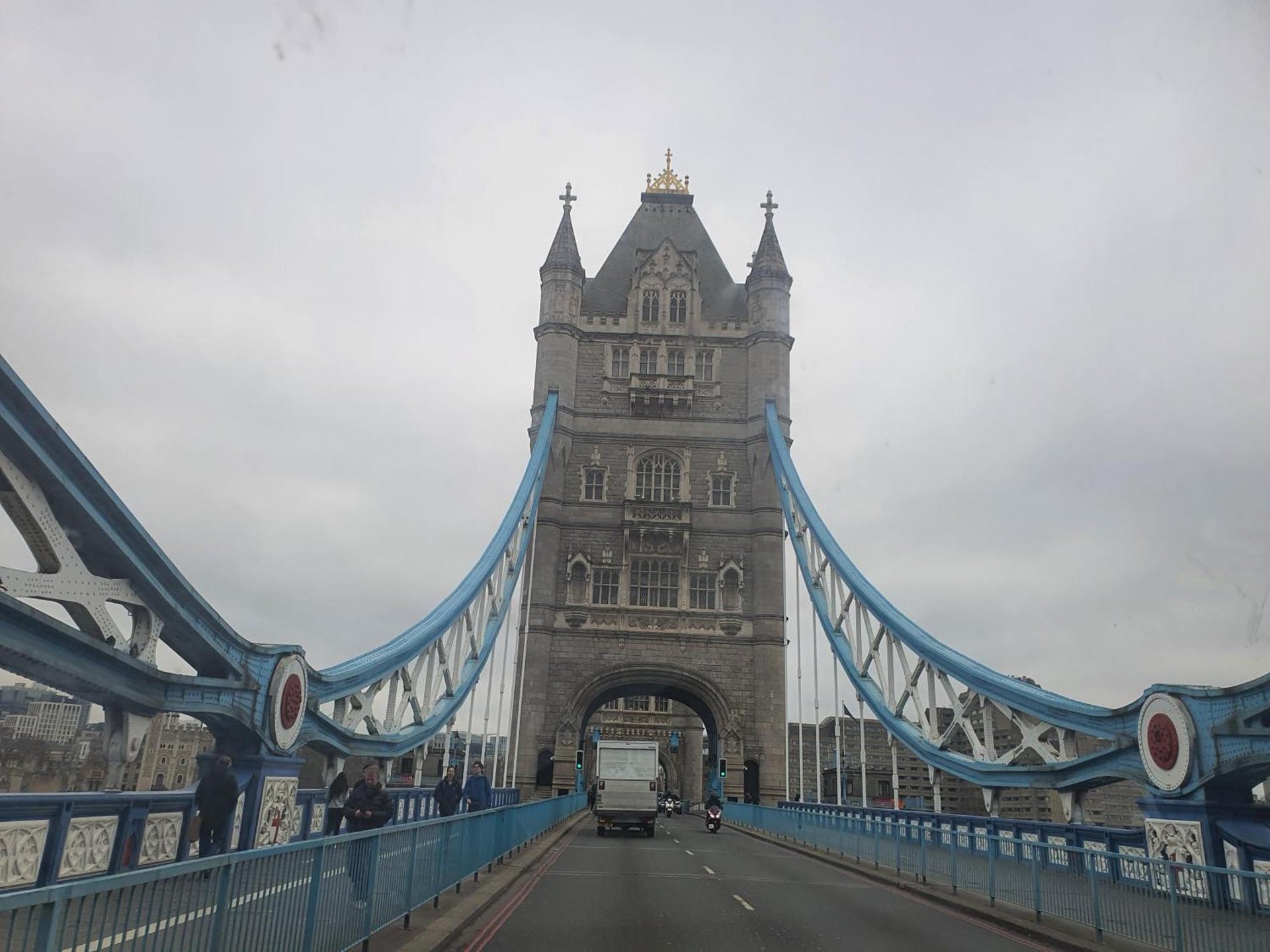 WALKING TO TOWER BRIDGE — Tower Hamlets & Docklands, London