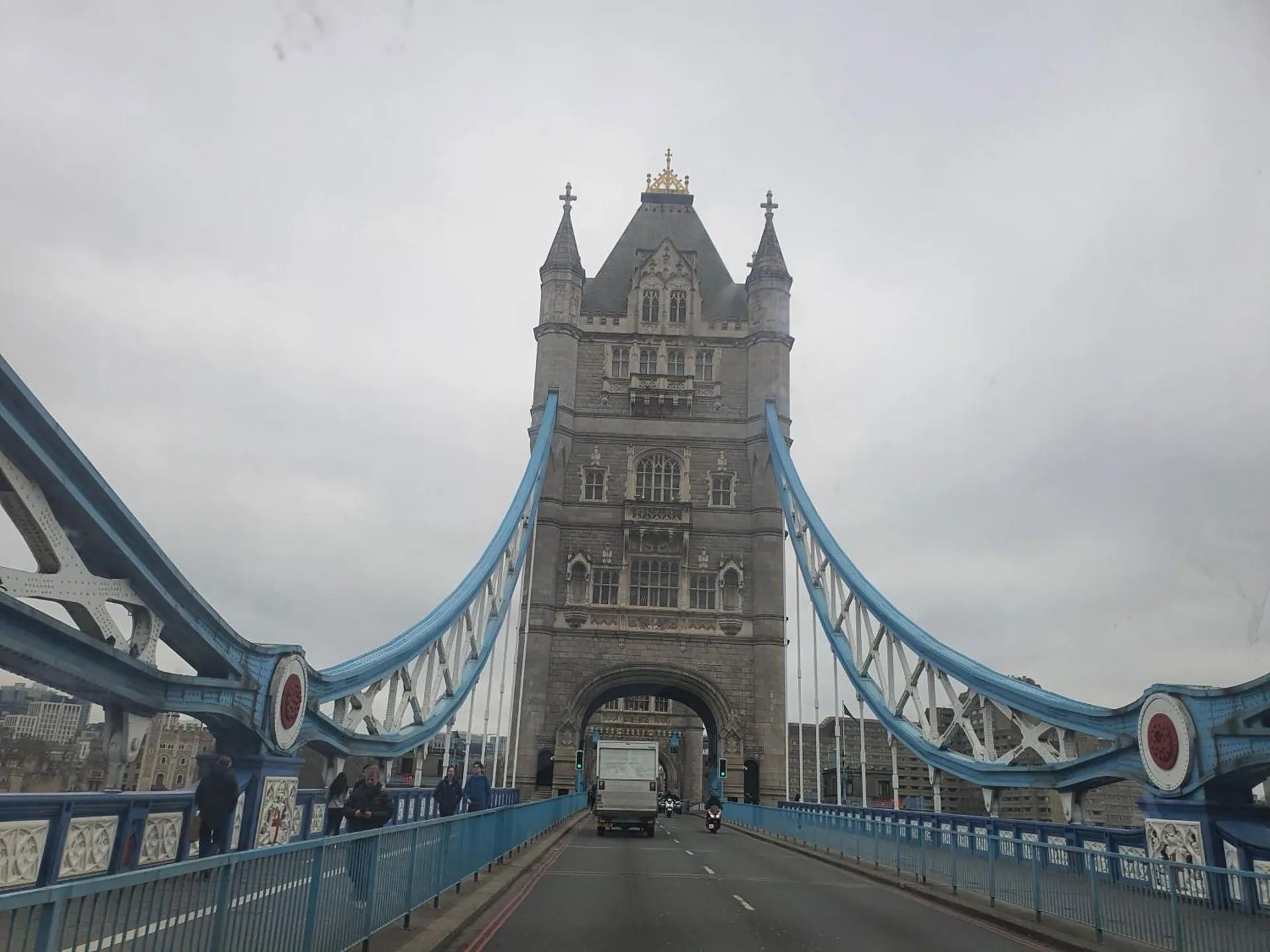 WALKING TO TOWER BRIDGE