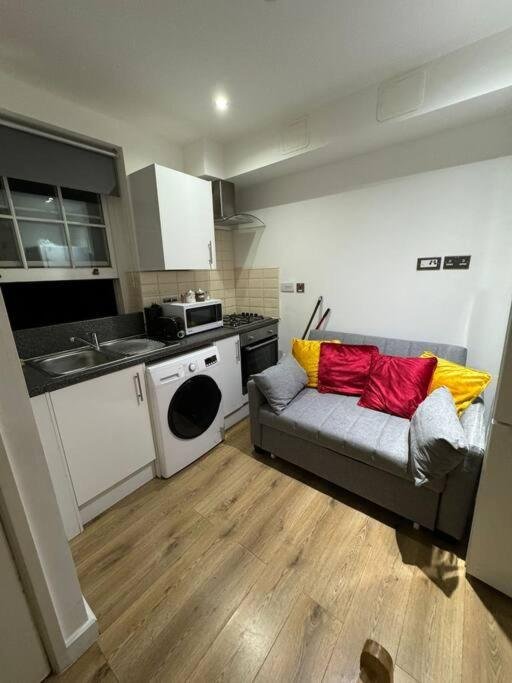 Sleep 6 - 5 min from Camden Market HW5 photo 3