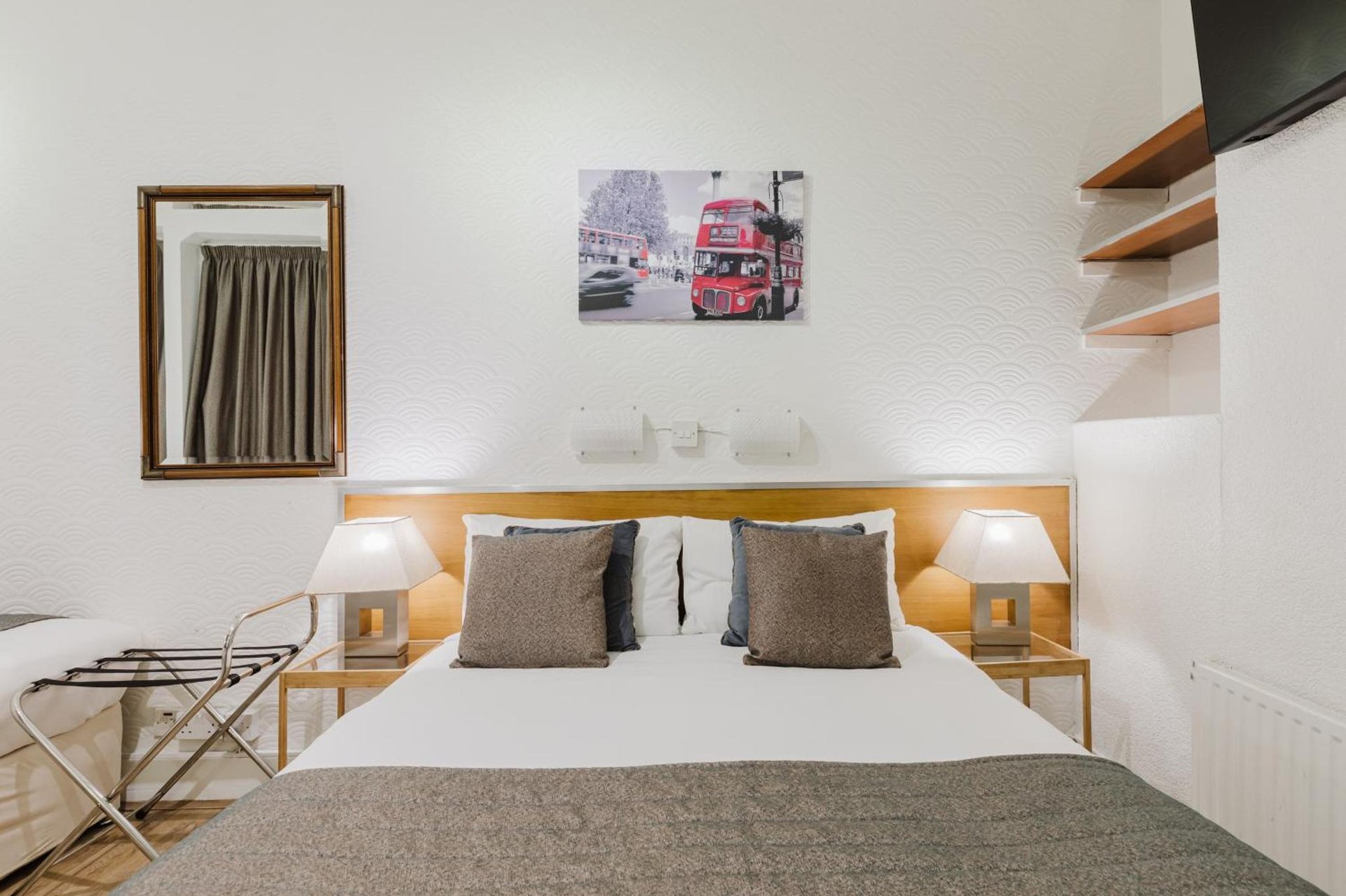Falcon Hotel photo 2