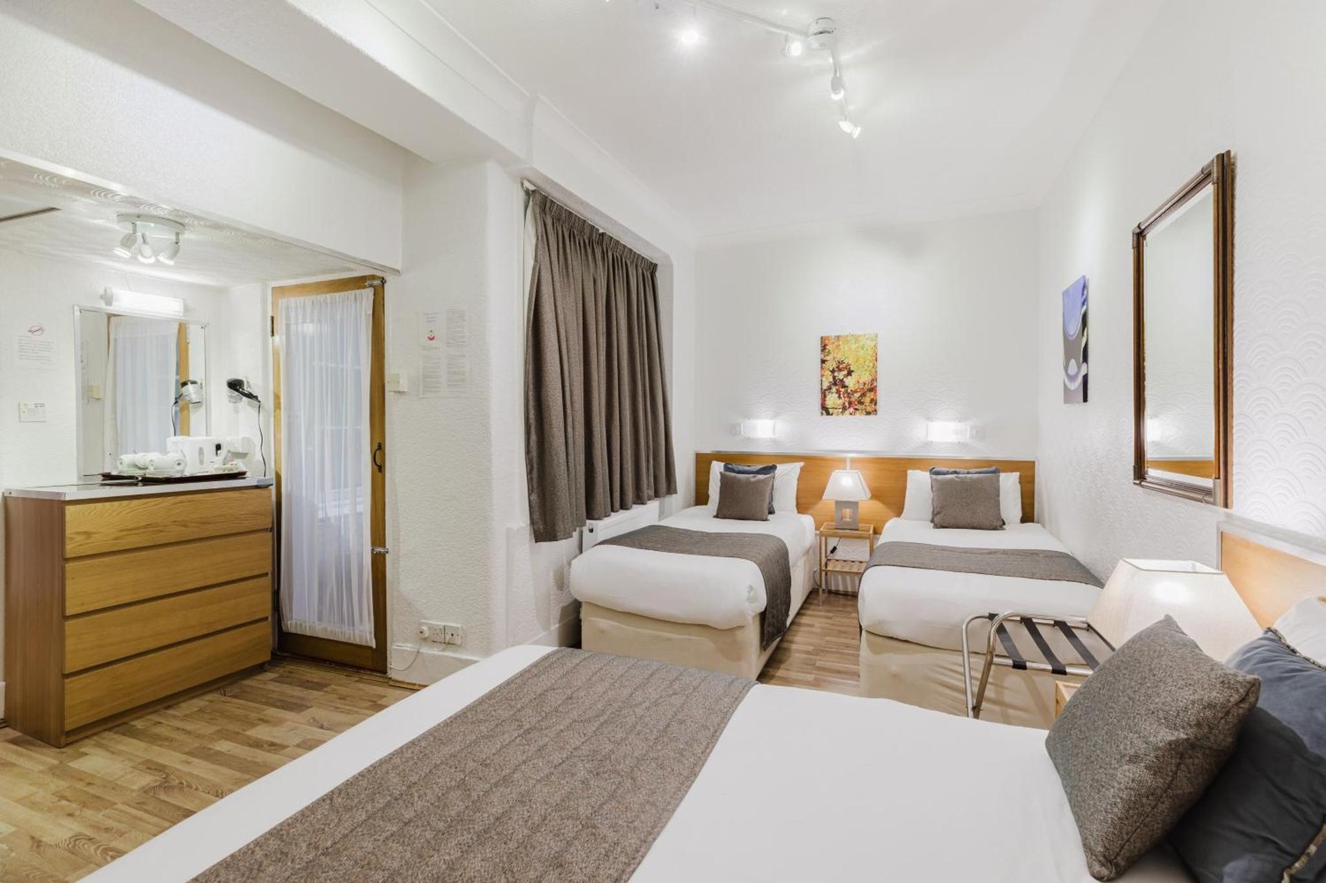 Falcon Hotel photo 4