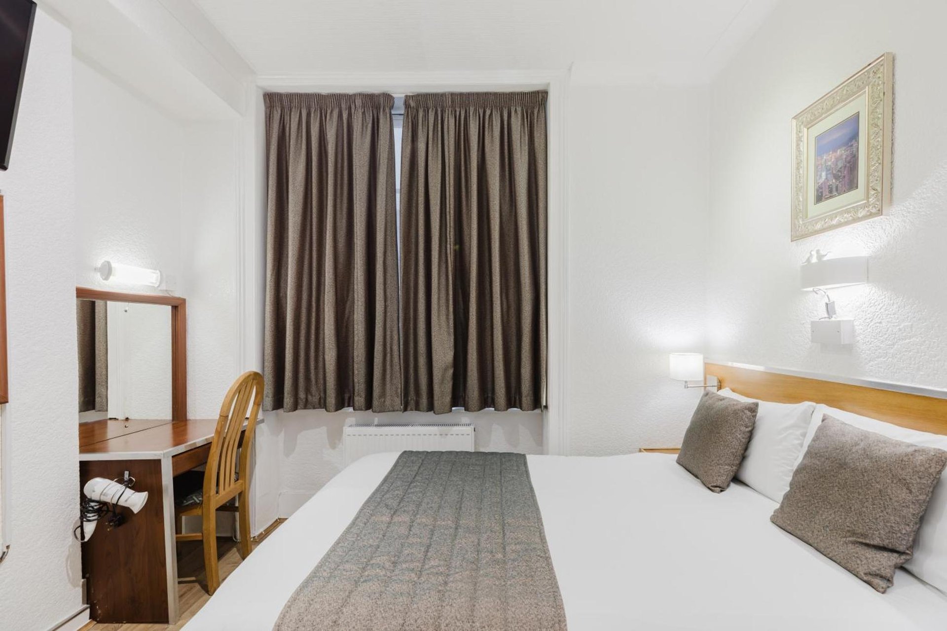 Falcon Hotel photo 1