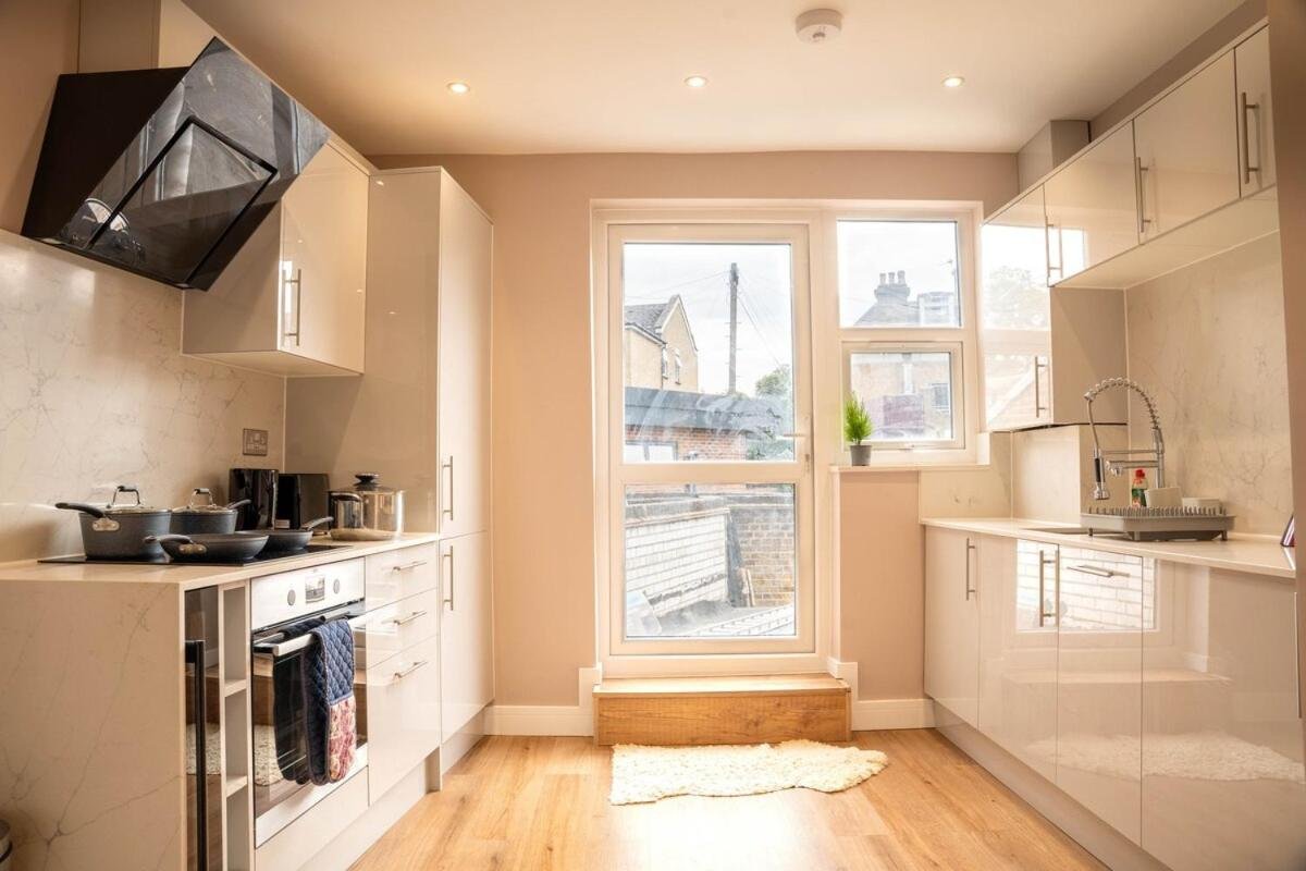 Spacious 2BR, Fast Trains - Calm South London Stay photo 3