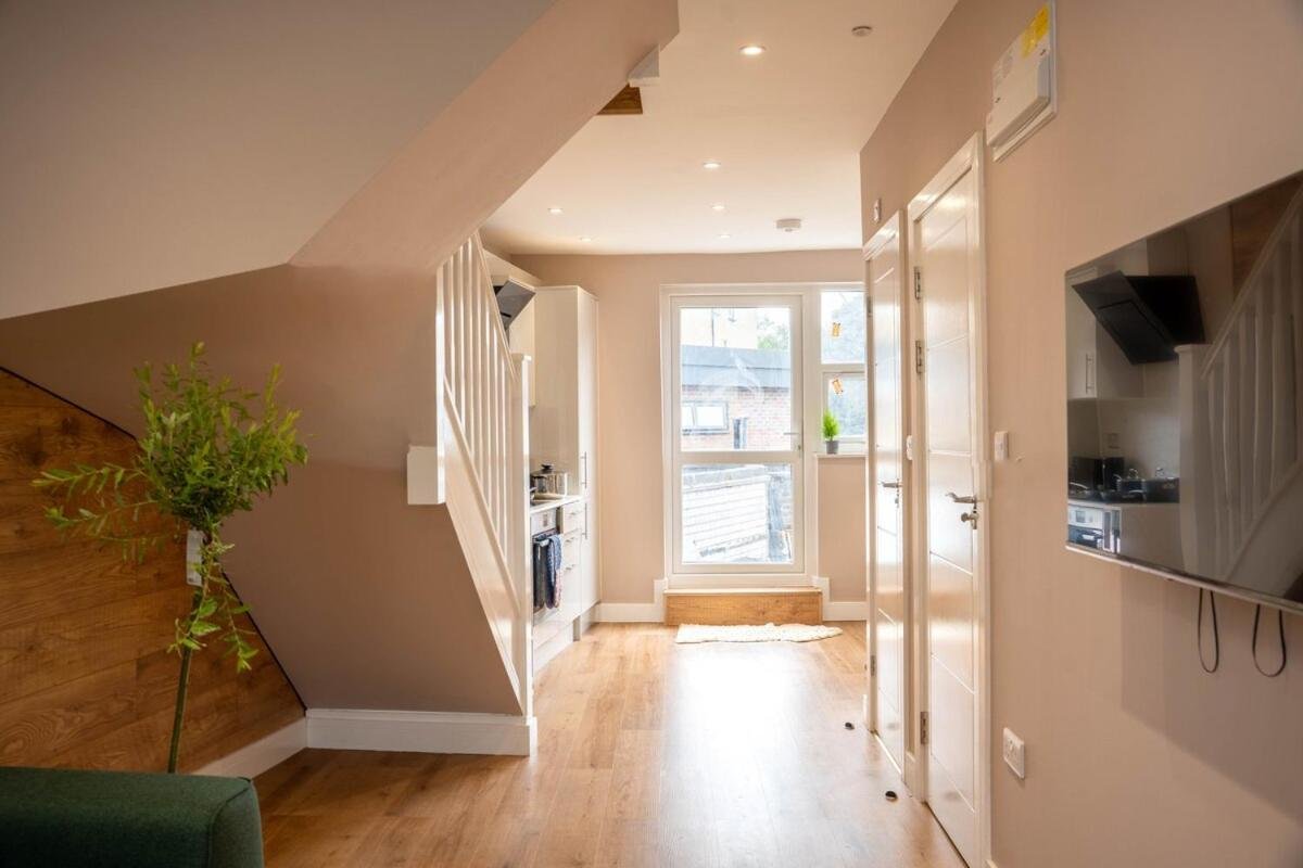 Spacious 2BR, Fast Trains - Calm South London Stay photo 4