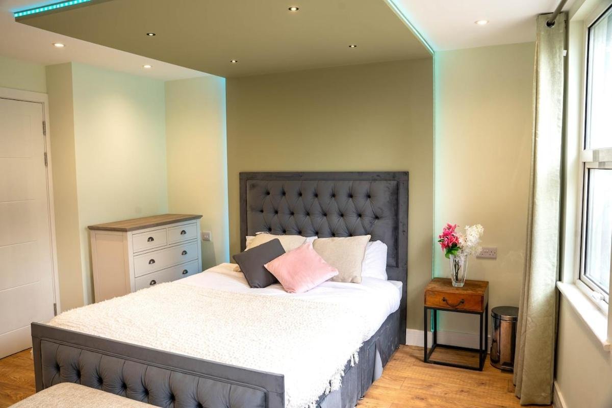 Spacious 2BR, Fast Trains - Calm South London Stay photo 1