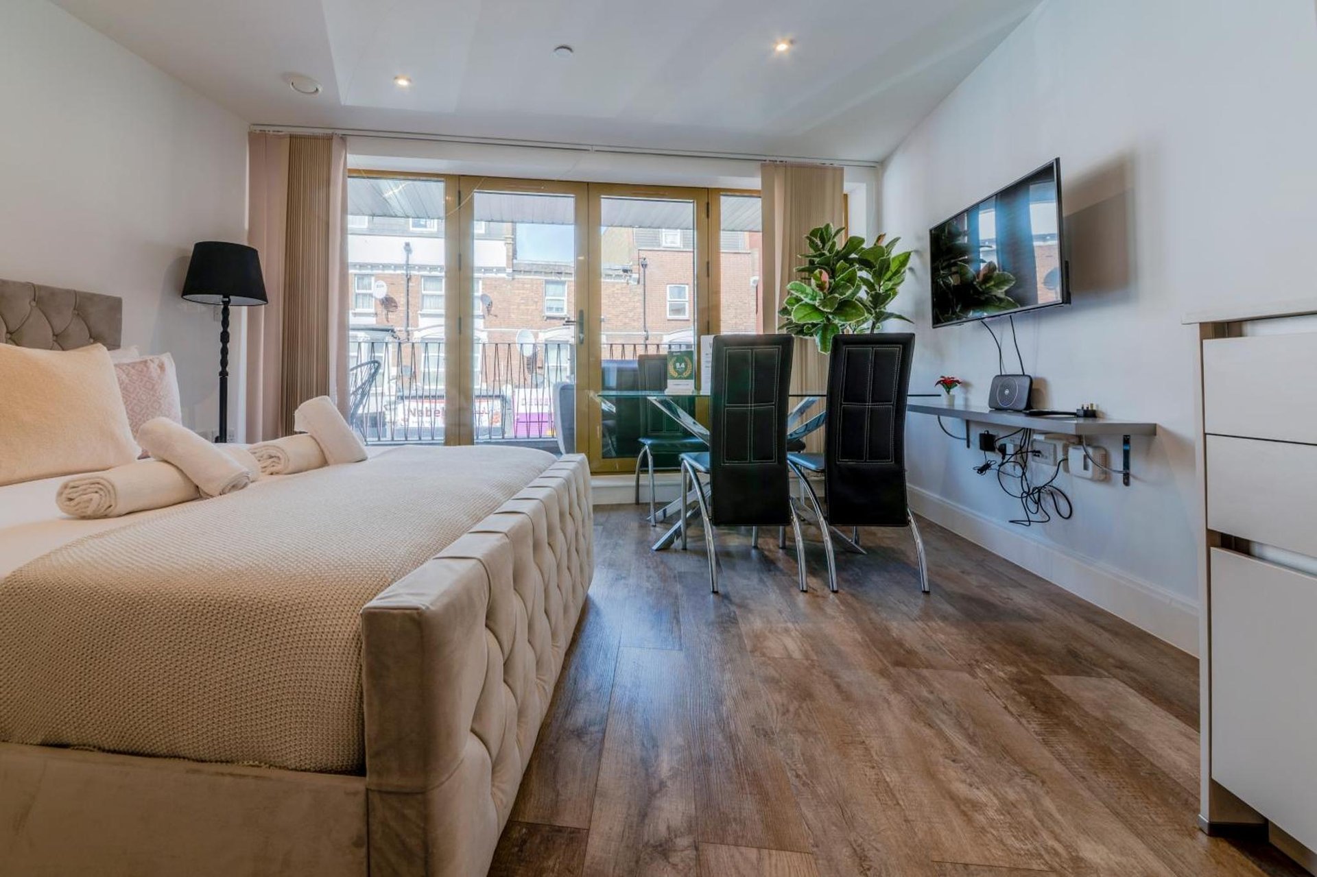 Luxe London Retreat by Aureva Residences photo 4