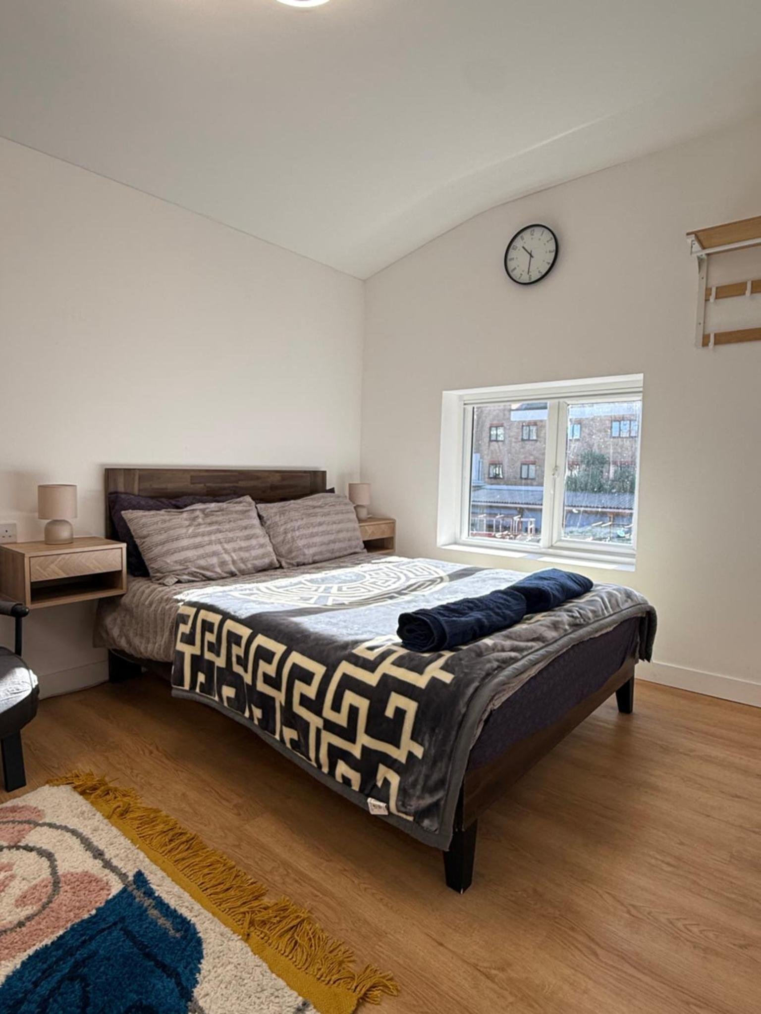 Modern East London Apartment with Private Studio & Guest Rooms-Near Bow, Victoria Park