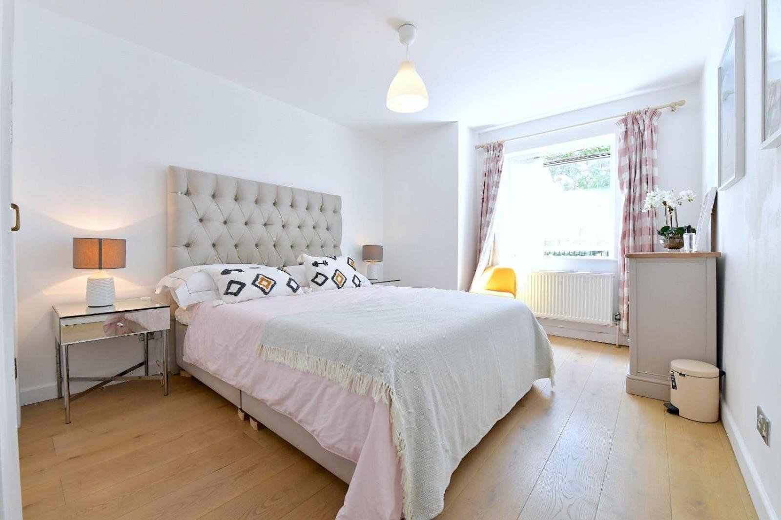 Central London 2 bedrooms apartment sleep 6 Free parking photo 1