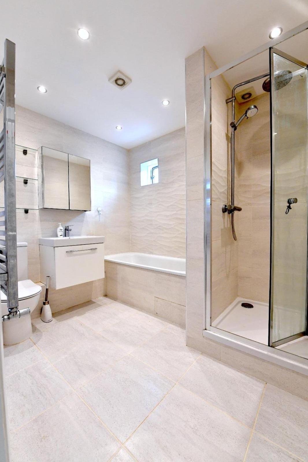 Central London 2 bedrooms apartment sleep 6 Free parking photo 2