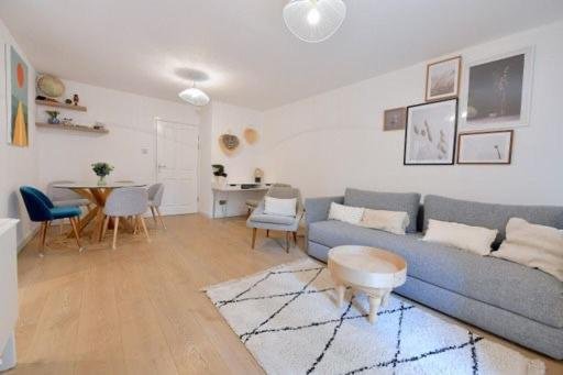 Central London 2 bedrooms apartment sleep 6 Free parking photo 3