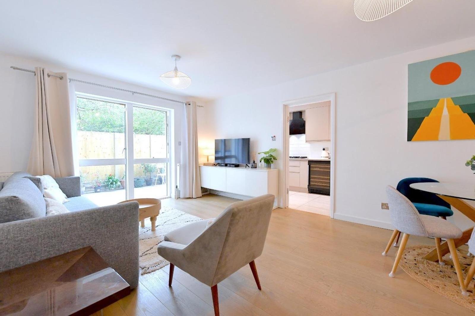 Central London 2 bedrooms apartment sleep 6 Free parking photo 4