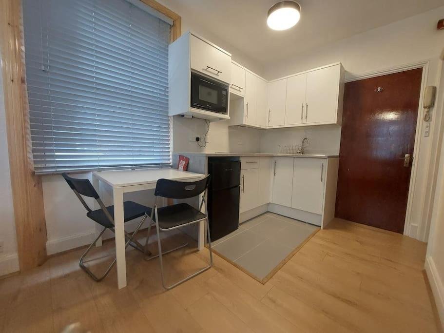Newly refurbished studio photo 4