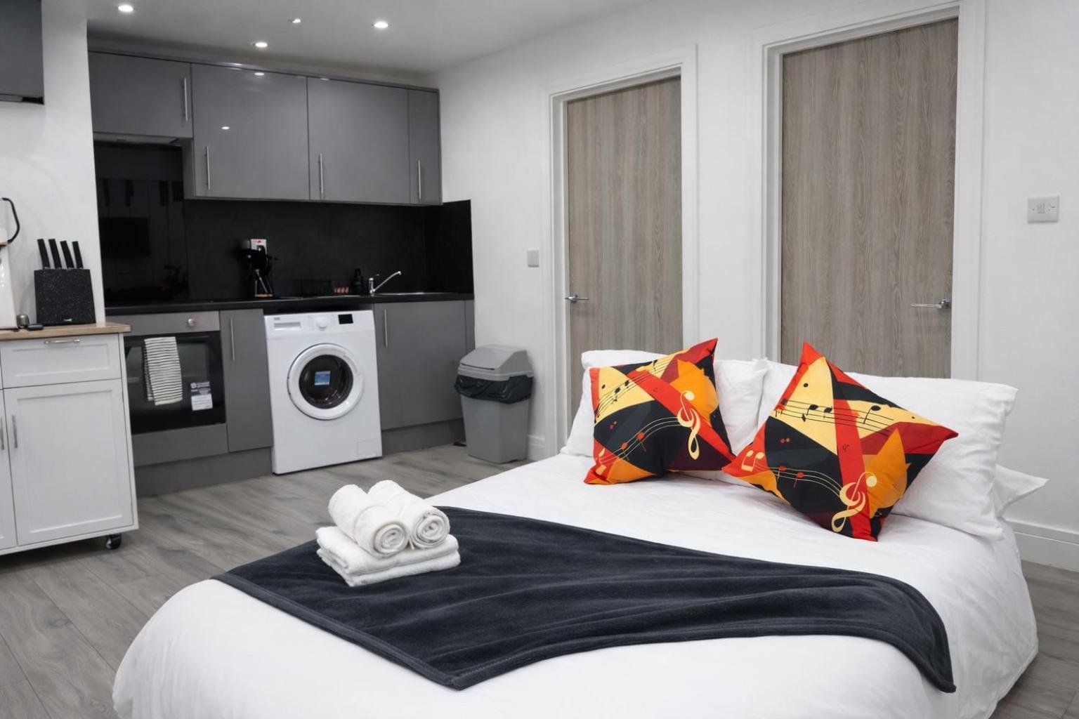 4 Modern Ground Floor Apartments With Private Kitchens and Bathrooms, Sleeps Up to 18, London photo 3