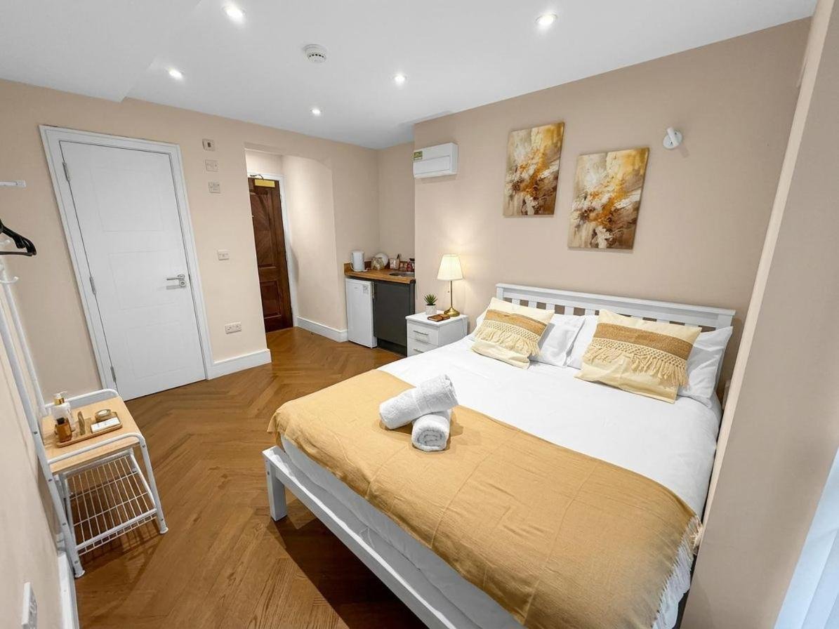 30B The Lux Studios Near Arsenal and Central London photo 2