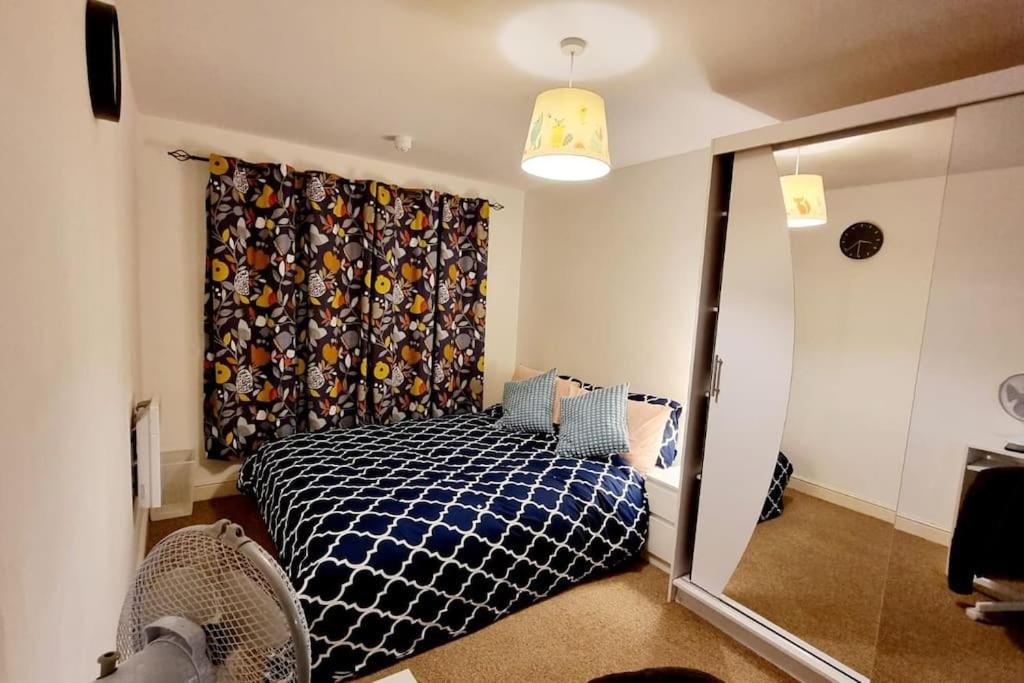 Entire Home in East London E3 near Bromley By Bow Station photo 1