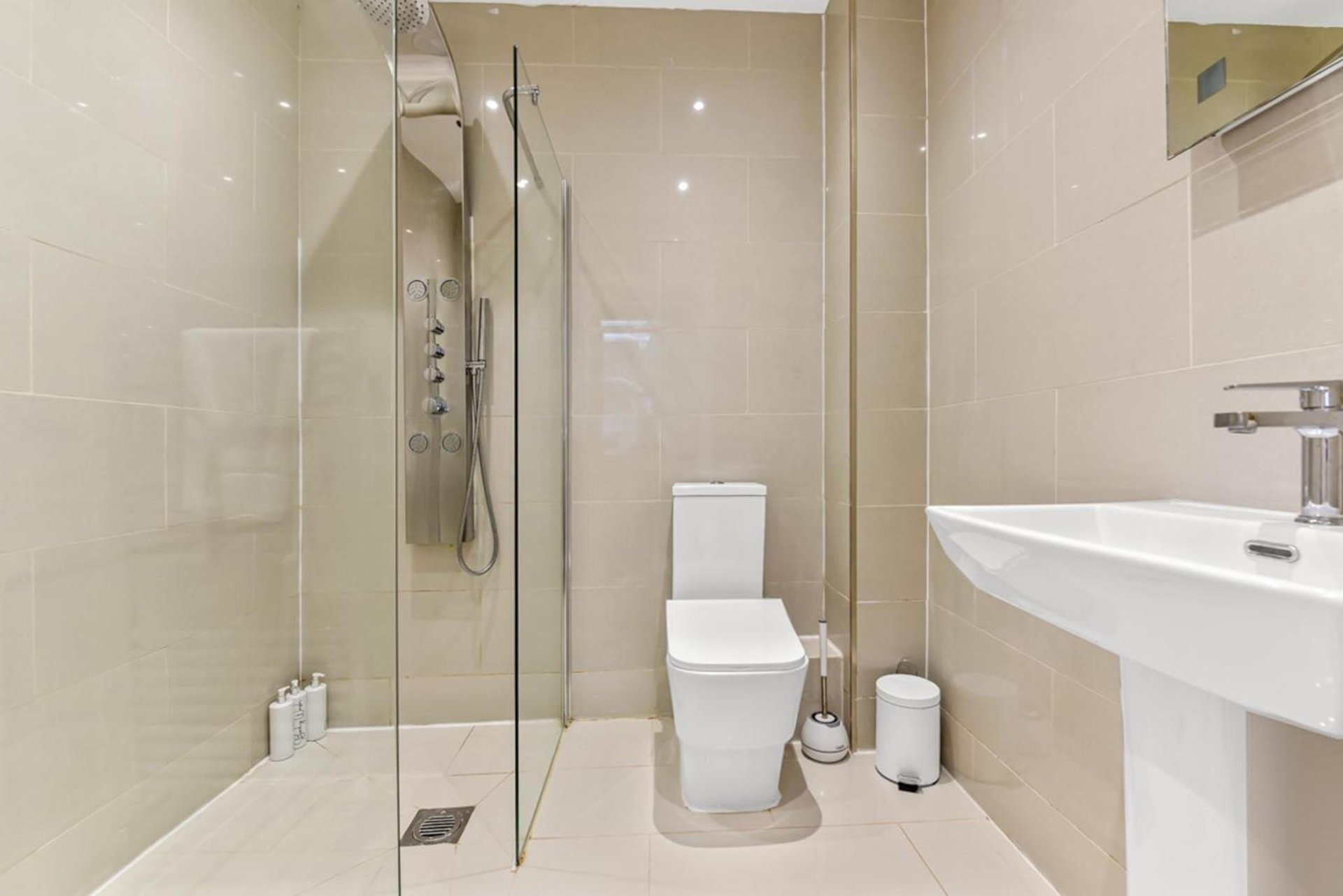 Central, modern 1 Bed in Kennington, Sleeps 4 photo 2
