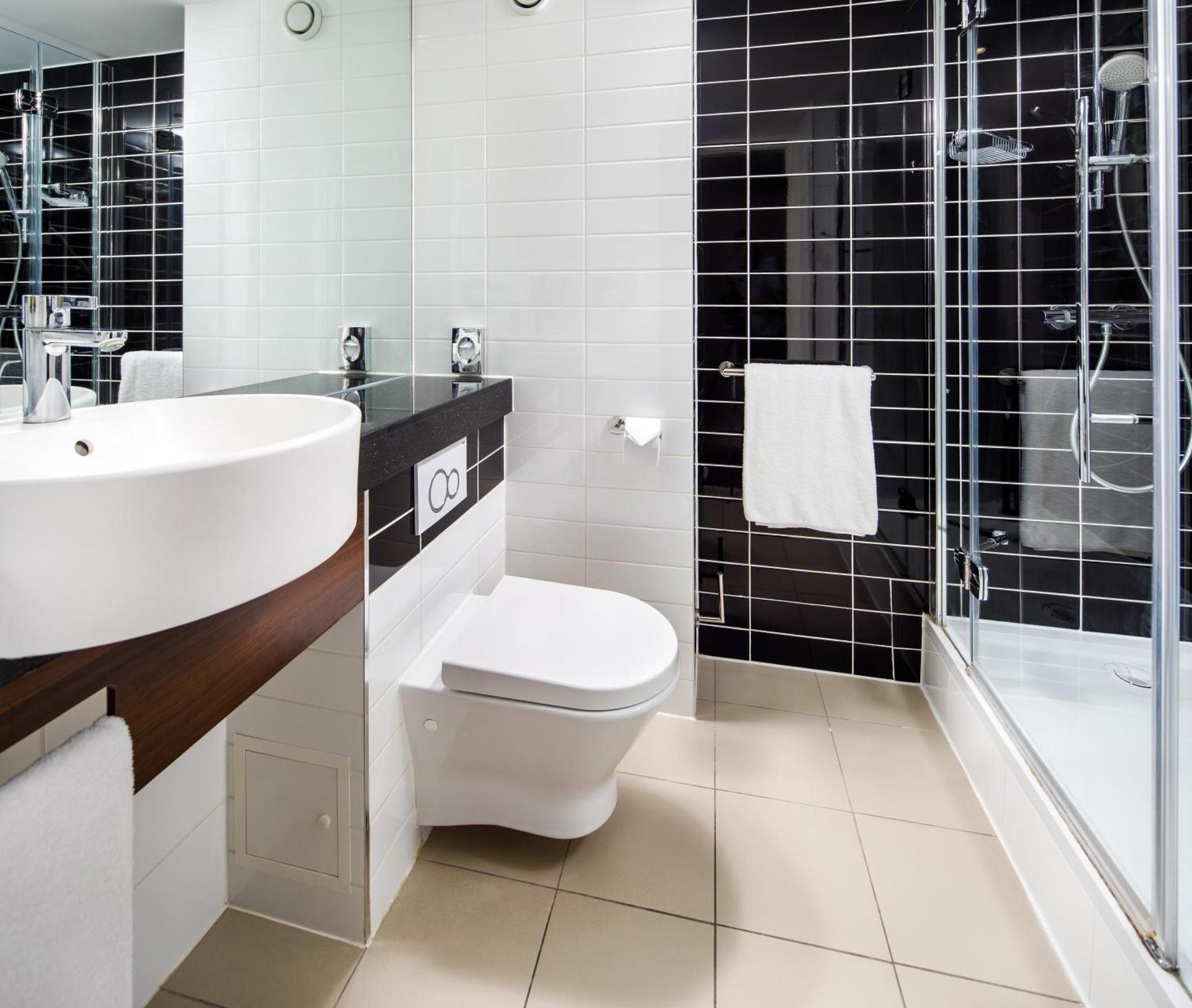 Holiday Inn Express London - ExCel by IHG photo 2