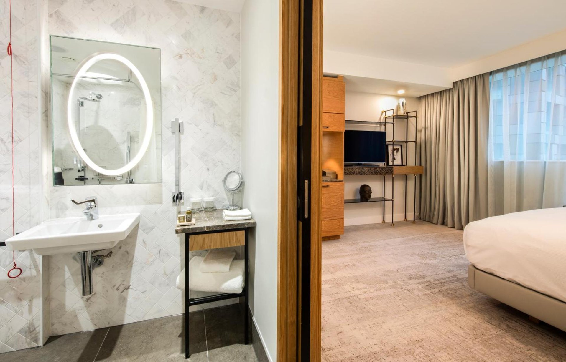 Lincoln Plaza Hotel London, Curio Collection By Hilton photo 2