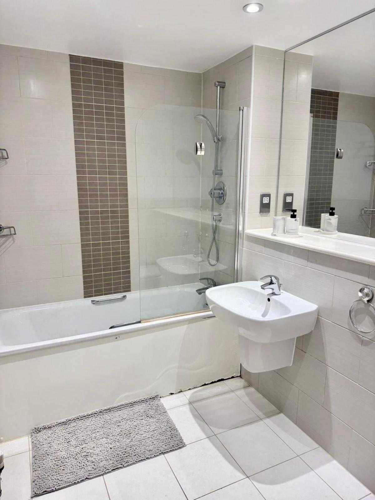Spacious Flat Between Stockwell & Brixton photo 3